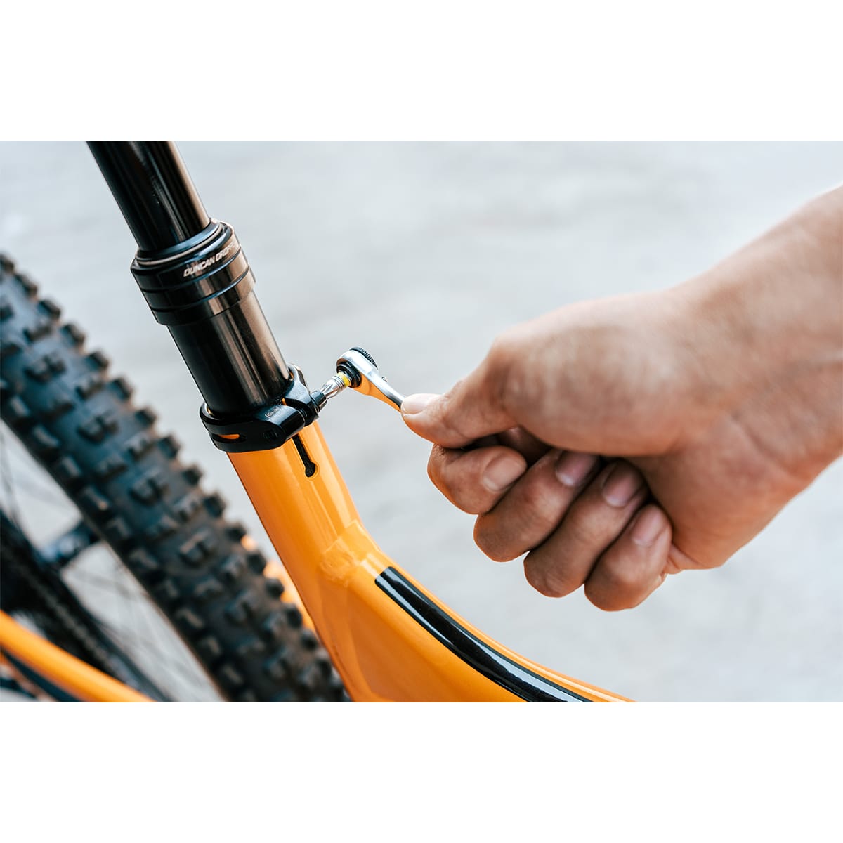 Integreret multiværktøjsgaffelrør 42 mm konisk GRANITE DESIGN STASH RT (10 værktøjer) Sort