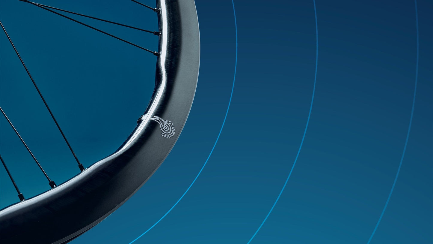 Et sæt CAMPAGNOLO SHAMAL DUAL PROFILE CARBON C23-hjul, Tubeless Ready (Center Lock)