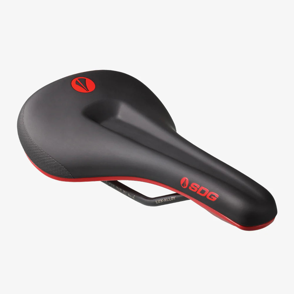 Sadel SDG BEL-AIR V3 MAX Lux-Legeringsskinner Sort/Rød