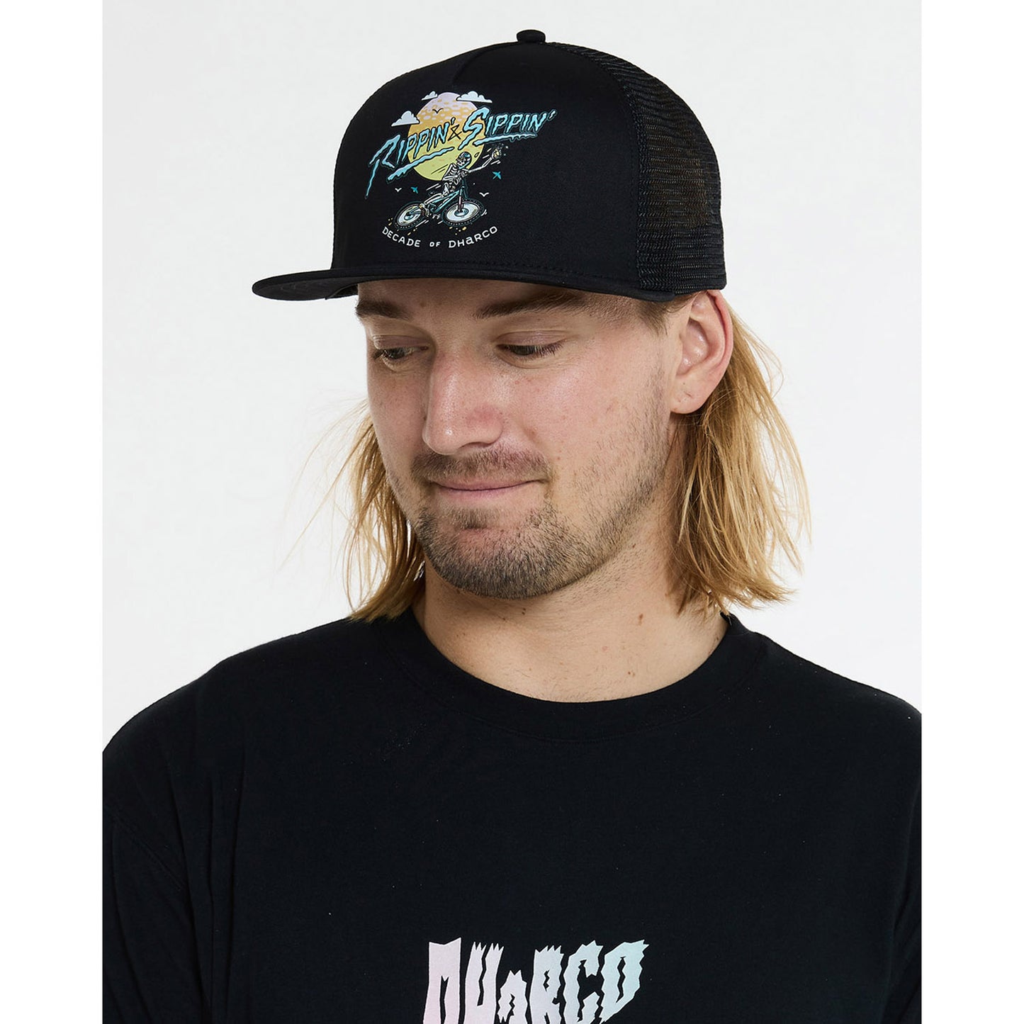 DHARCO FLAT BRIM TRUCKER RIPPIN AND SIPPIN Kasket Sort
