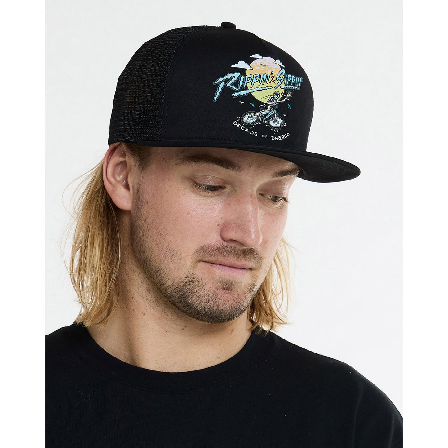 DHARCO FLAT BRIM TRUCKER RIPPIN AND SIPPIN Kasket Sort