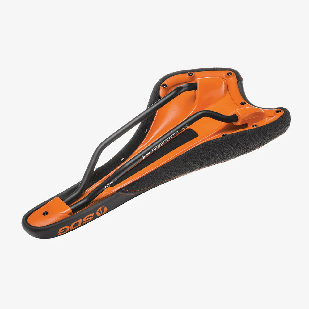 SDG RADAR MTN Rails Titanium-Aluminium Sadel Sort/Orange