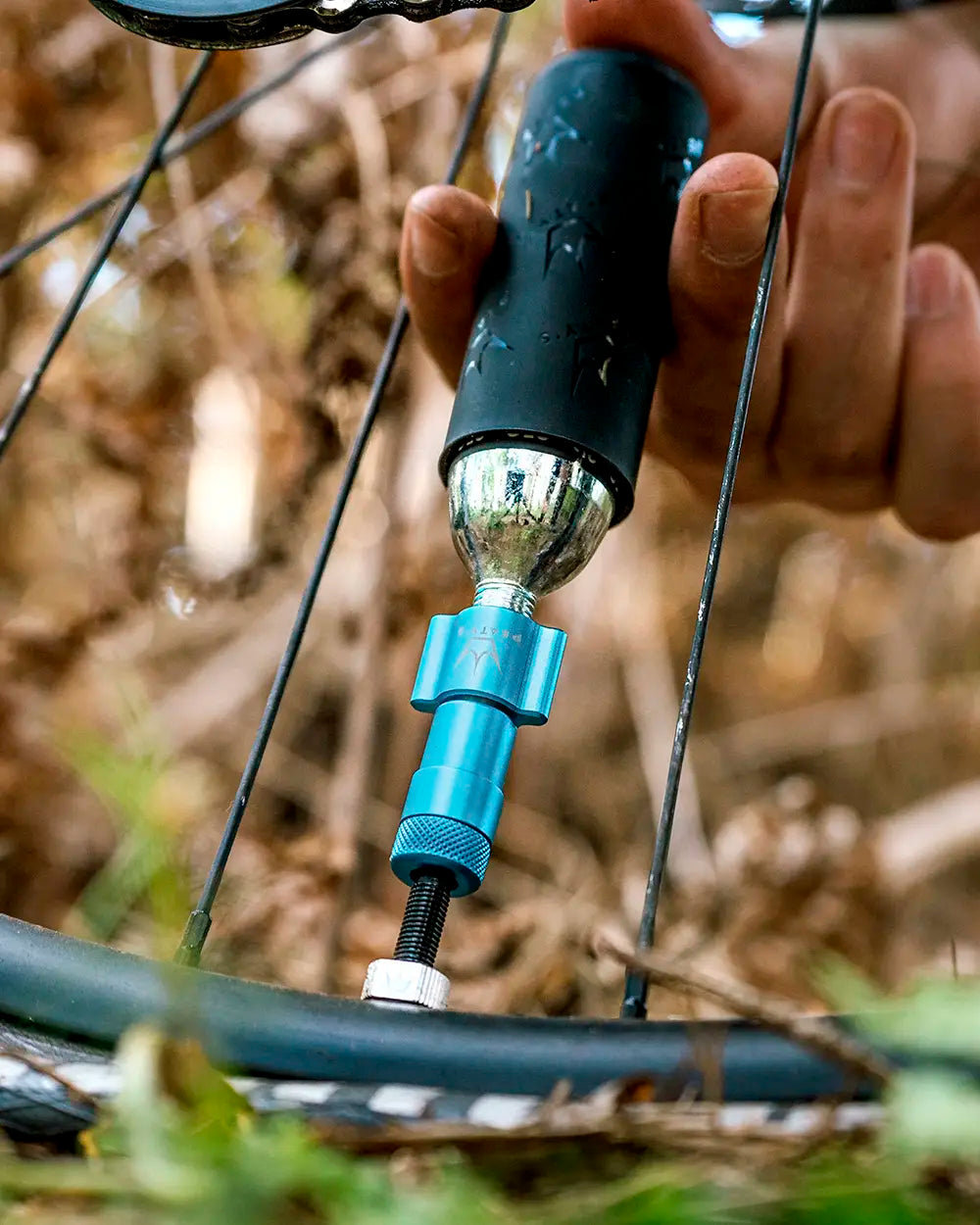 PEATY'S HOLESHOT ROAD/GRAVEL CO2 Percutor + 2 x 16 g CO2-patroner med gevind, sort