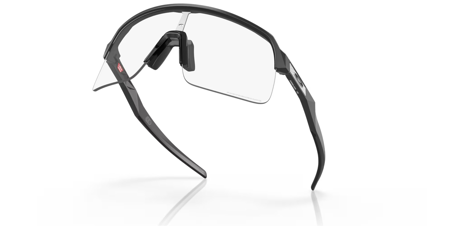 OAKLEY SUTRO LITE Matt Carbon Clear fotokromisk linse - O9463-4539