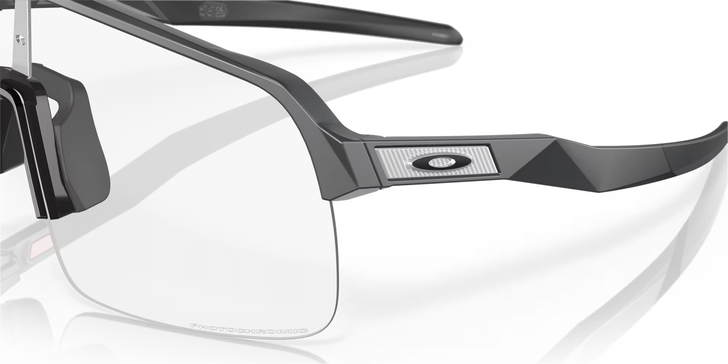 OAKLEY SUTRO LITE Matt Carbon Clear fotokromisk linse - O9463-4539