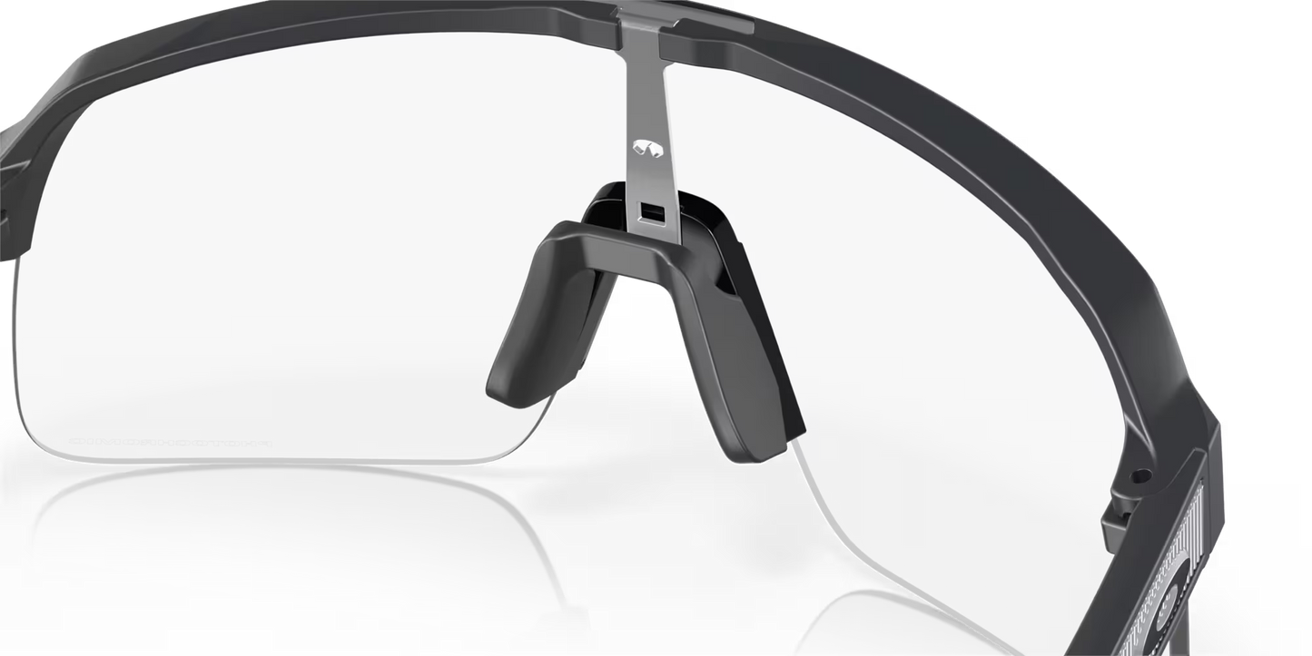 OAKLEY SUTRO LITE Matt Carbon Clear fotokromisk linse - O9463-4539