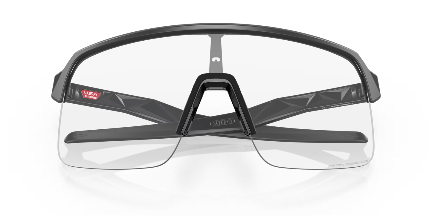 OAKLEY SUTRO LITE Matt Carbon Clear fotokromisk linse - O9463-4539