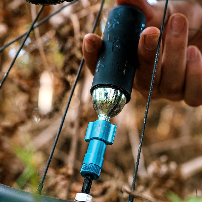 PEATY'S HOLESHOT MTB CO2 Percutor + 2 x 25 g sølvfarvede CO2-patroner med gevind