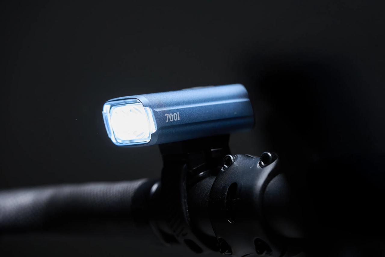Frontbelysning BBB NANOSTRIKE 700 i Blå