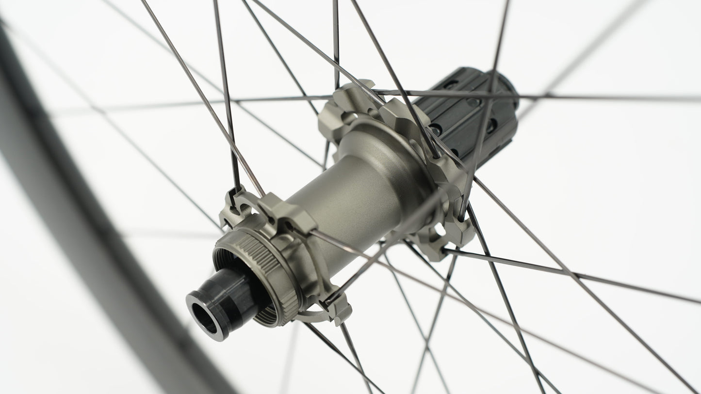 Et par SCOM AERO Tubeless Ready-hjul (Center Lock)