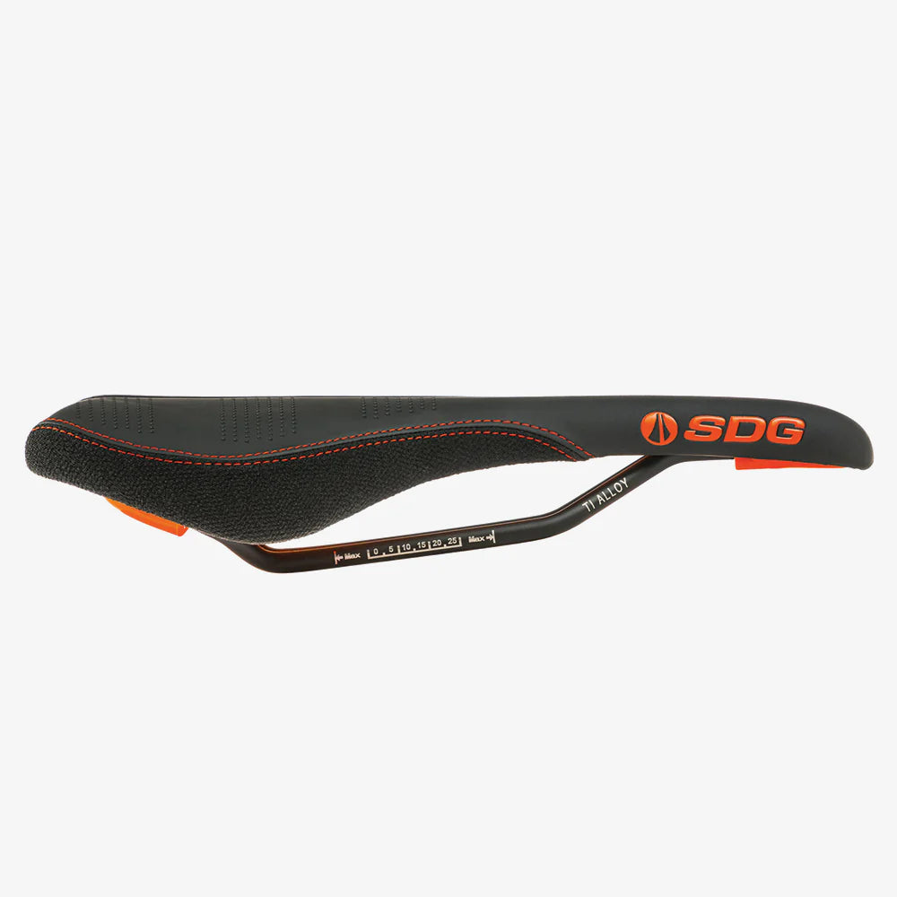 SDG RADAR MTN Rails Titanium-Aluminium Sadel Sort/Orange