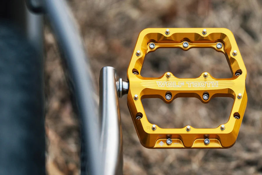 WOLF TOOTH WAVEFORM flade pedaler, Small, guld