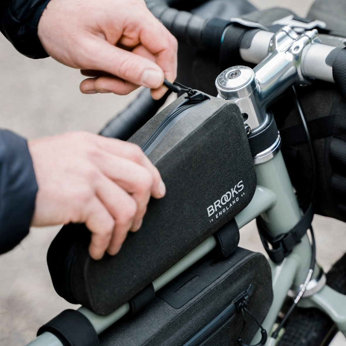 BROOKS SCAPE 0,9L grøn rammetaske