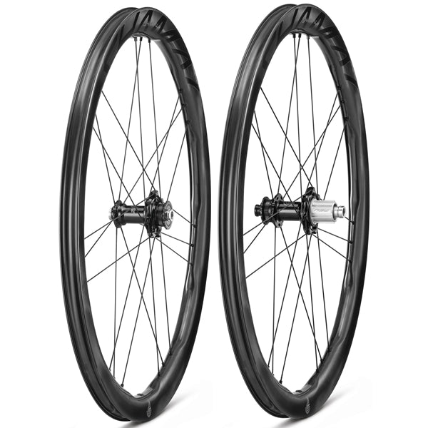 Et sæt CAMPAGNOLO SHAMAL DUAL PROFILE CARBON C23-hjul, Tubeless Ready (Center Lock)